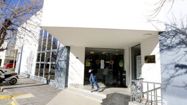 Se testeará a quienes permanecen en la clínica Roca. Foto: Juan Thomes.-