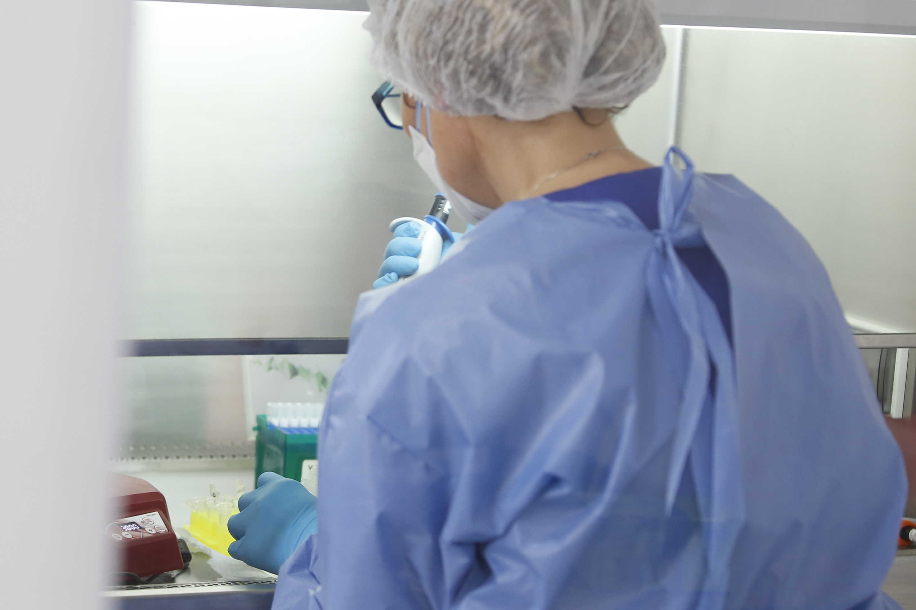 El laboratorio del hospital procesa la mayoría de las muestras tomadas a roquenses con síntomas. 