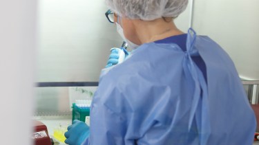 El laboratorio del hospital procesa la mayoría de las muestras tomadas a roquenses con síntomas. 