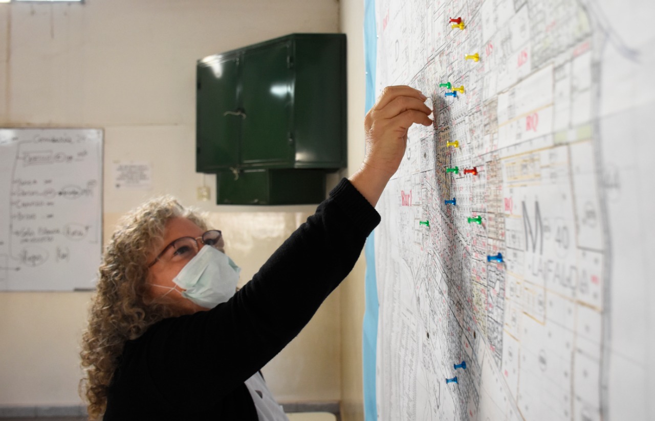 Luz Riera, unas de las referentes, muestra cómo trabajan sobre el mapa cipoleño con los casos.