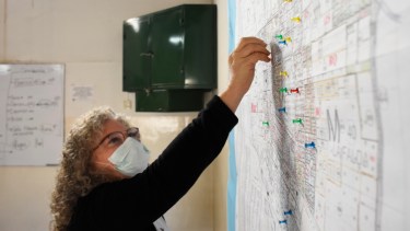 Luz Riera, unas de las referentes, muestra cómo trabajan sobre el mapa cipoleño con los casos.