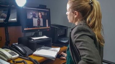 La videoconferencia de ayer, en la que se comunicaron a la intendenta las decisiones tomadas por el gobierno provincial.