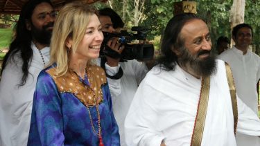 Gaby Herbstein, junto a  Sri Sri Ravi Shankar, uno de los protagonistas de la serie, en su ashram. 