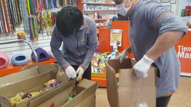 En las sucursales de Tienda de Mascotas se acopiaron las donaciones. Gentileza