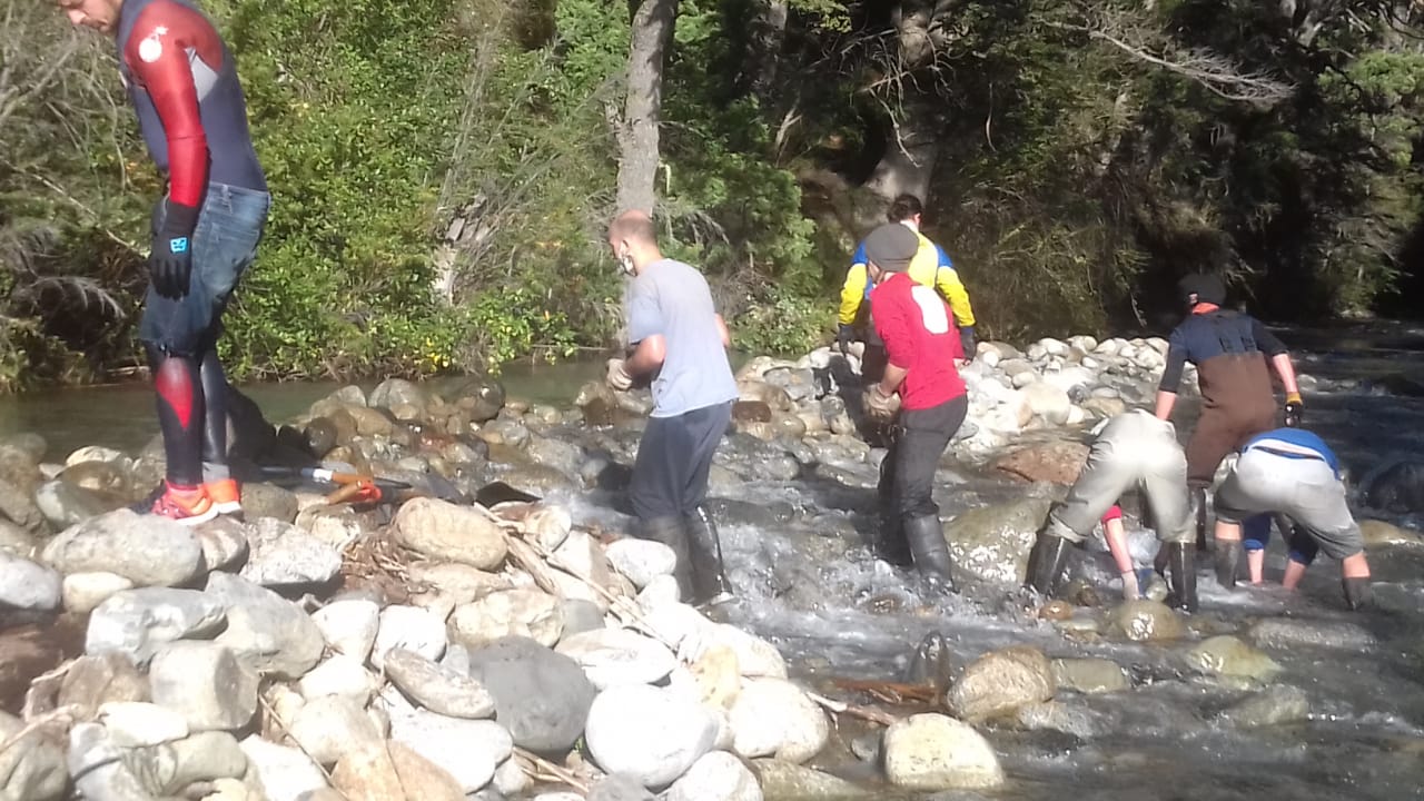 Vecinos de Nueva Jamaica, Lago Moreno y Jockey Club limpiaron el arroyo Casa de Piedra de donde captan agua para consumo. Gentileza