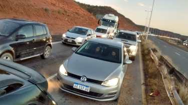 Largas filas de autos se registran en las rutas de acceso hacia Neuquén capital. (Foto: Oscar Livera).