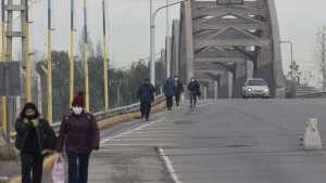 Colectivos no cruzan el puente Neuquén-Cipolletti por las demoras