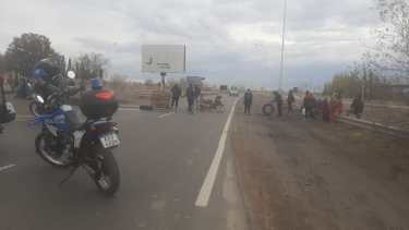 El grupo del barrio ruca Antu cortó la Ruta 7, frente a Zanon. (Gentileza).-