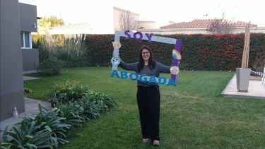 Daniela Sepúlveda es la primera abogada de la Universidad Nacional del Comahue recibida de manera virtual, por Zoom. (Foto: Gentileza).