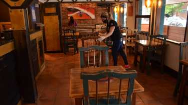 Los locales gastronómicos podrán abrir de 8 a 22. (Yamil Regules).-