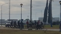 Imagen de Salieron a pedalear igual en Roca, en señal de protesta por las restricciones