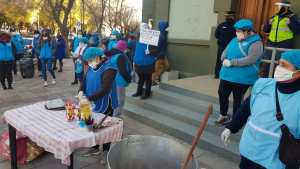 Olla popular en reclamo de comida en la Casa de Gobierno de Neuquén