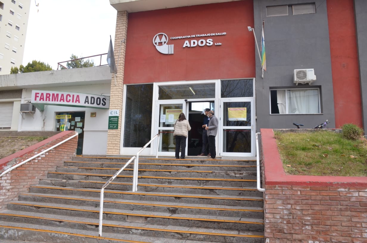 Hoy, el policlínico ADOS volvió a abrir sus puertas. Foto Archivo Yamil Regules.