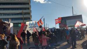 Protesta frente a la nueva Municipalidad de Neuquén