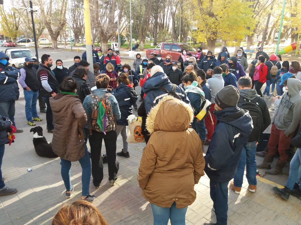 Los municipales permanecieron frente al municipio por falta de pago (foto Gentileza) 