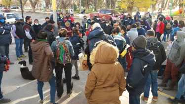Los municipales permanecieron frente al municipio por falta de pago (foto Gentileza) 