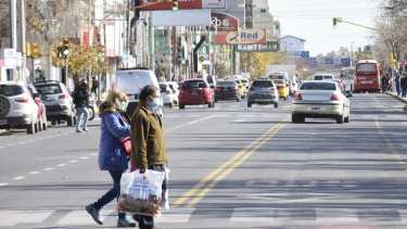 Por los contagios, desde mañana y hasta el lunes habrá restricción para circular en vehículo en Neuquén, Plottier, Centenario, Cutral Co, Plaza Huincul, Zapala y Senillosa.. (Foto: Florencia Salto)