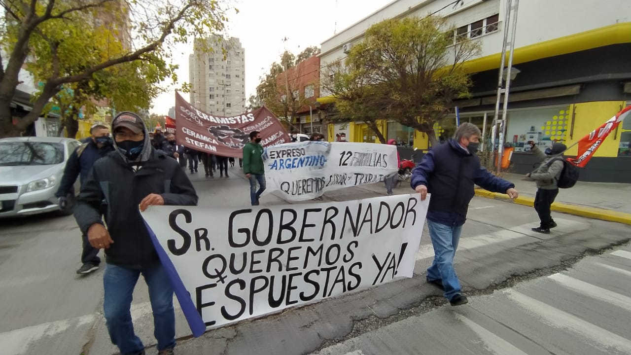 Ceramistas, textiles, trabajadores de Expreso Argentino y organizaciones sociales marchando por el centro de Neuquén. (Gentileza).-