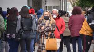 Gutiérrez pidió no saludar con los codos ni los puños en Neuquén