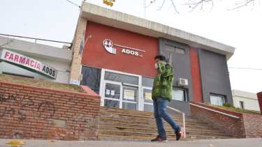 El 9 de julio el ministerio de Salud dispuso que la clínica cerraría la guardia y los consultorios externos por 14 días. Ayer se prorrogó este plazo. Foto Yamil Regules. 