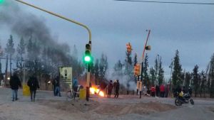 Corte de la Ruta 22 en Plottier de desocupados de UOCRA