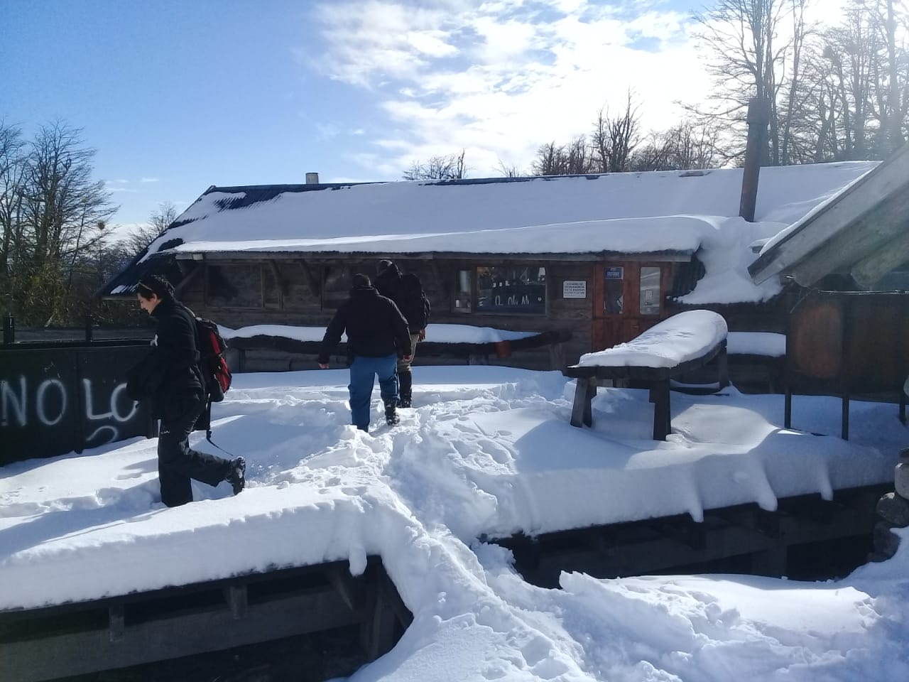 Esquiadores robaron elementos de un restaurante ubicado en el Cerro Chapelco, en San Martín de los Andes. (Foto: Gentileza)