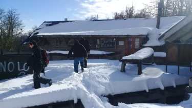 Esquiadores robaron elementos de un restaurante ubicado en el Cerro Chapelco, en San Martín de los Andes. (Foto: Gentileza)