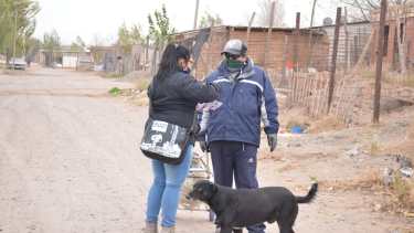 El personal recorre los barrios y le indica a los vecinos que pueden realizar el hisopado en el centro de salud. (Yamil Regules).-