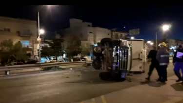 Un camión volcó sobre Ruta 22 y calle Chubút. (Foto: Gentileza @tambonic).