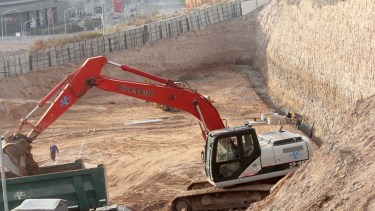 Entre el  barrio Gamma y Alta Barda las máquinas excavan a todo ritmo sobre el terreno lindante al nodo vial Horacio Forni. Foto: Oscar Livera.
