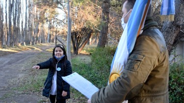 La promesa a la bandera se realizó casa por casa en Cinco Saltos. Foto Florencia Salto.