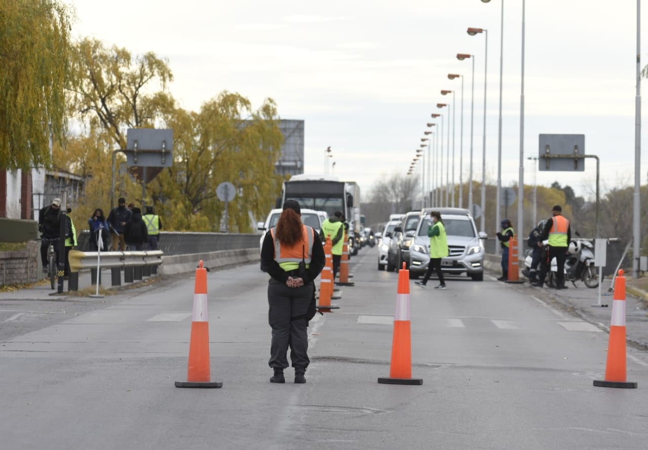 La restricción de circulación en el puente carretero. Foto: Florencia Salto