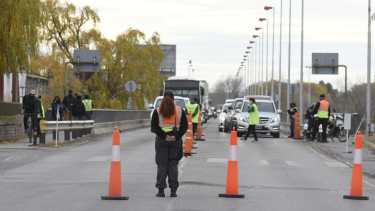 La restricción de circulación en el puente carretero. Foto: Florencia Salto