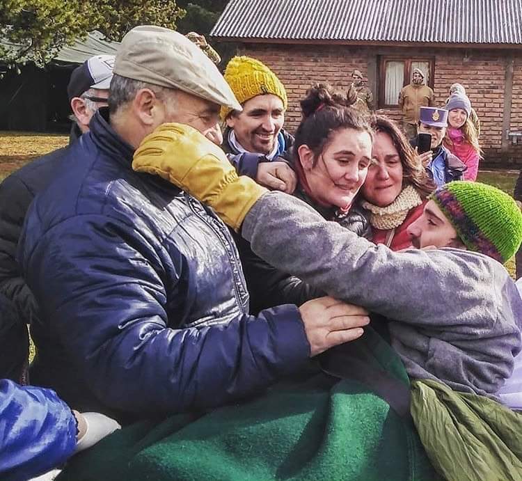 El recuentro de Ricardo Maffeis con sus familiares tras el rescate en la montaña. Foto: Fabián González.