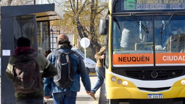 Desde mañana solo podrán usar los colectivos quienes trabajen en rubros esenciales. (Florencia Salto).-