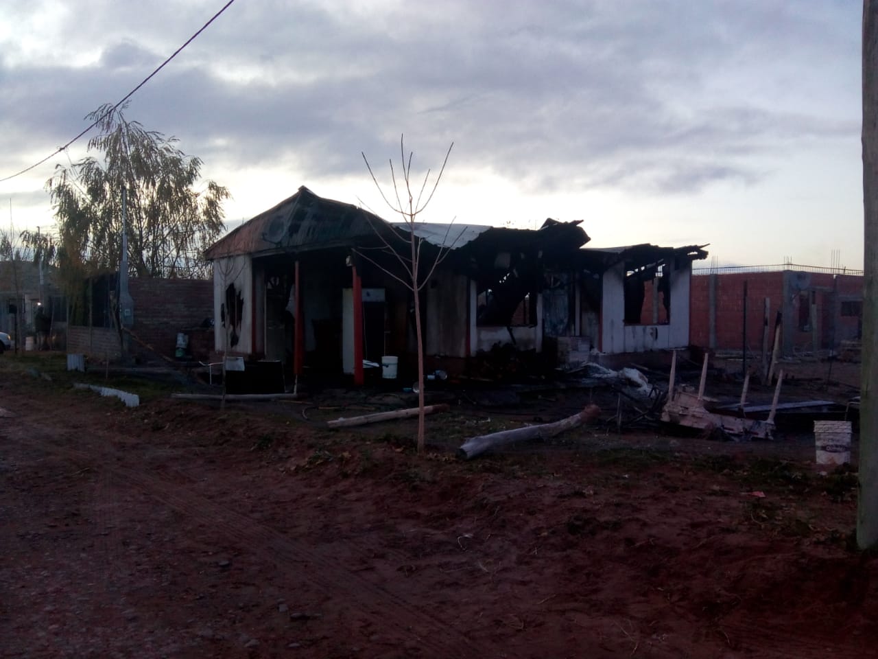 Vecinos indignados por la muerte de un niño en un incendio en Valentina Norte Rural, reclaman celeridad en la obra de gas. (Foto: Gentileza).