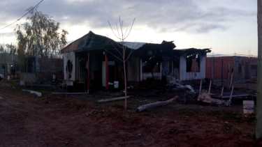 Vecinos indignados por la muerte de un niño en un incendio en Valentina Norte Rural, reclaman celeridad en la obra de gas. (Foto: Gentileza).