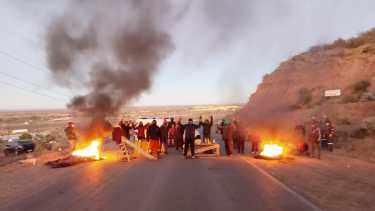 Ayer a la mañana los vecinos de Valentina Norte Rural cortaron la Autovía Norte, reclamando por la obra de gas. Ayer a la tarde, llegaron a un acuerdo. (Foto: Gentileza).
