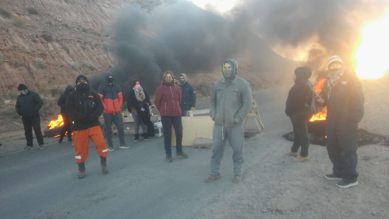 Vecinos de Valentina Norte Rural cortaron la Autovía Norte, en Neuquén. Exigen que se realice la obra del gas. (Foto: Gentileza).