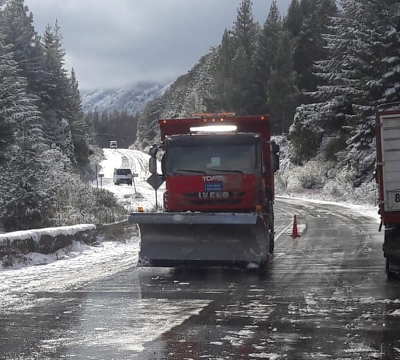 Equipos viales trabajan en eld espeje de nieve y hielo de la ruta nacional 40. Foto: Gentileza Vialidad Nacional