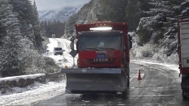 Equipos viales trabajan en eld espeje de nieve y hielo de la ruta nacional 40. Foto: Gentileza Vialidad Nacional