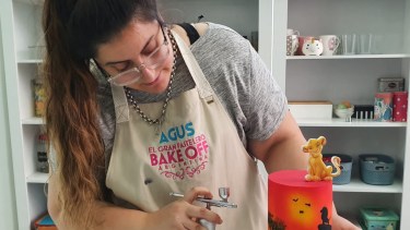Agus, la sanantoniense que anhela consagrarse como «la gran pastelera» argentina
