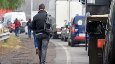 La restricción en los puentes que unen Neuquén y Río se extendió hasta el viernes 17 de julio. (Archivo Florencia Salto).-