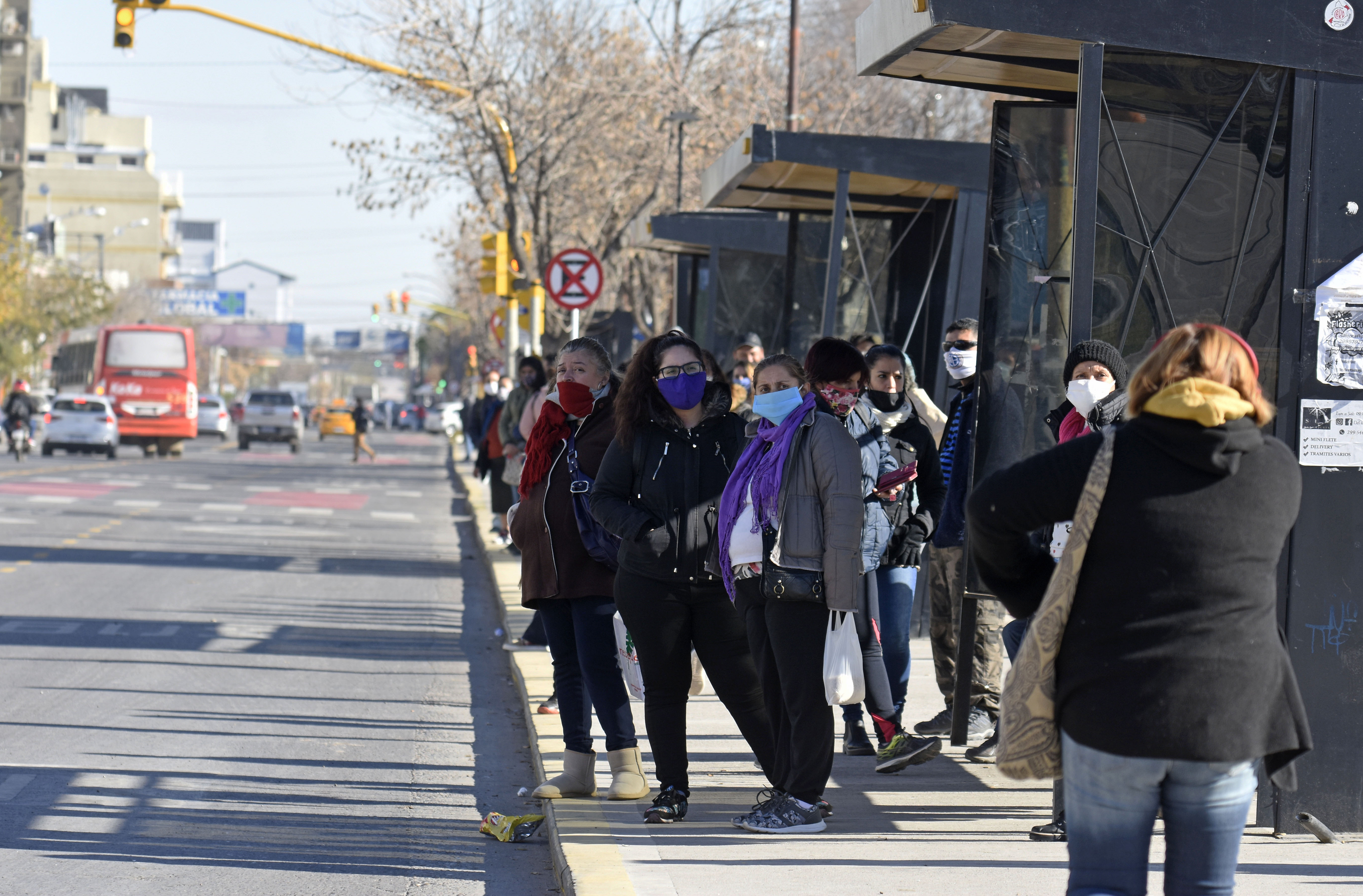 Las paradas de los colectivos en Neuquén siguen mostrando un gran número de pasajeros. Foto: Florencia Salto