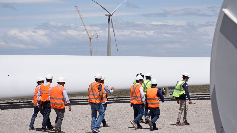 El martes pasado se inauguraron los primeros 10 aerogeneradores del parque eólico Vientos Neuquinos. (Foto: Florencia Salto)