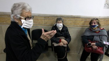 La conducción de la APDH Neuquén, cuando presentó su escrito ante el TSJ, en junio. (Archivo)