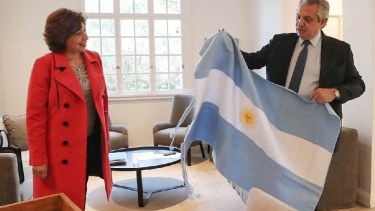La gobernadora Arabela Carreras dijo que "acompañará" al gobierno para la "normalización" del país. Archivo