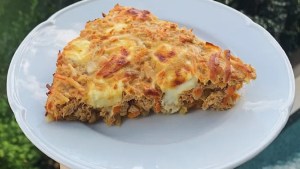 Cómo se hace la tarta de atún con base de papa y batata
