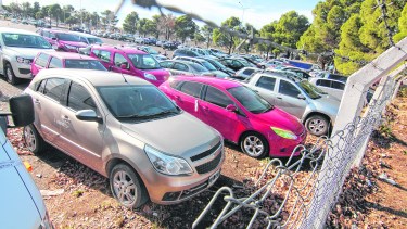 A diferencia de una contravención municipal, que permite el pago de una multa para recuperar el rodado, enfrentan una causa penal.