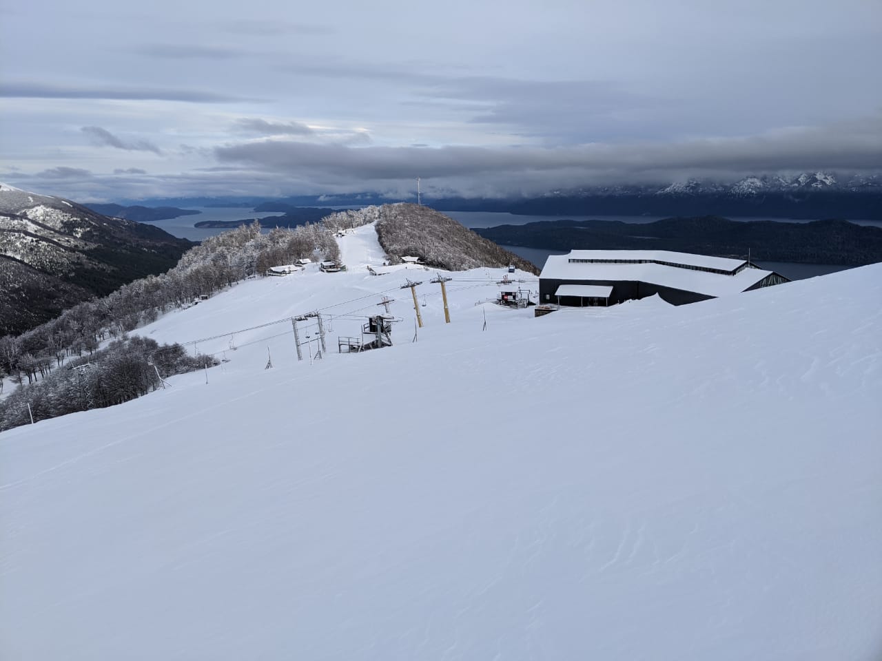 El cerro de Villa La Angostura está cubierto de blanco. Foto: Gentileza Cerro Bayo